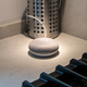 Imagen para el artículo titulado Análisis del Google Home Mini: tan bueno y fácil de usar que es difícil no enamorarse de él